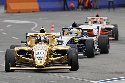 சென்னையில் ஃபார்முலா 4 கார் பந்தயம் - புகைப்படங்கள்